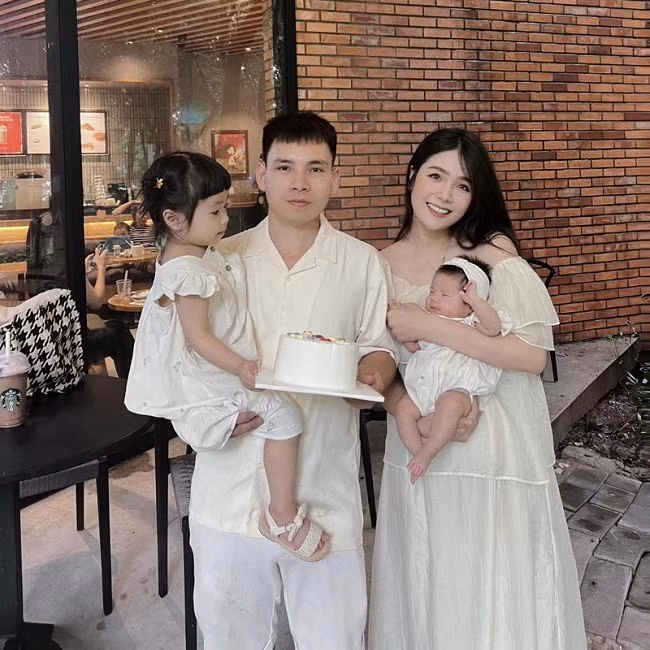 Vì vậy, mỗi lần Thu Giang diện áo dài trắng, dù là khai giảng, bế giảng hay kỷ yếu,... đều thu hút mọi ánh nhìn. Cô nàng được cư dân mạng gọi là "hot girl khai giảng".