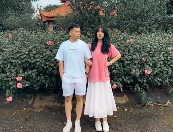 Thu Giang được nhận xét sở hữu thân hình mảnh mai, nhỏ nhắn, mái tóc đen dài cùng khuôn mặt xinh xắn. Đây là lợi thế mỗi khi cô bạn mặc áo dài.