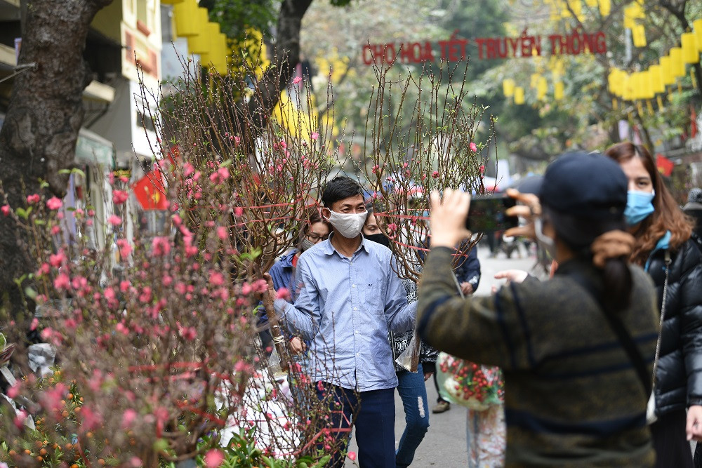 Nhìn cảnh người xem tấp nập nhưng "chốt đơn" chẳng được bao nhiêu, nhiều thương lái bán cây cảnh "chép miệng": "Được mùa nhưng ế ẩm, đúng là một năm kinh tế buồn".