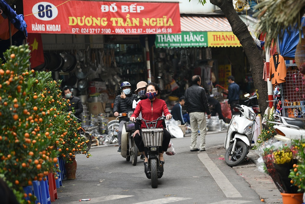 Tính đến nay đã được gần chục cái Tết "cắm chốt" ở đoạn vỉa hè chợ hoa Hàng Lược, hai vợ chồng chị Lan lại đem đào lên đây bán. Càng sát Tết bán càng chạy, thế nhưng giá cũng theo đó mà... giảm đi.