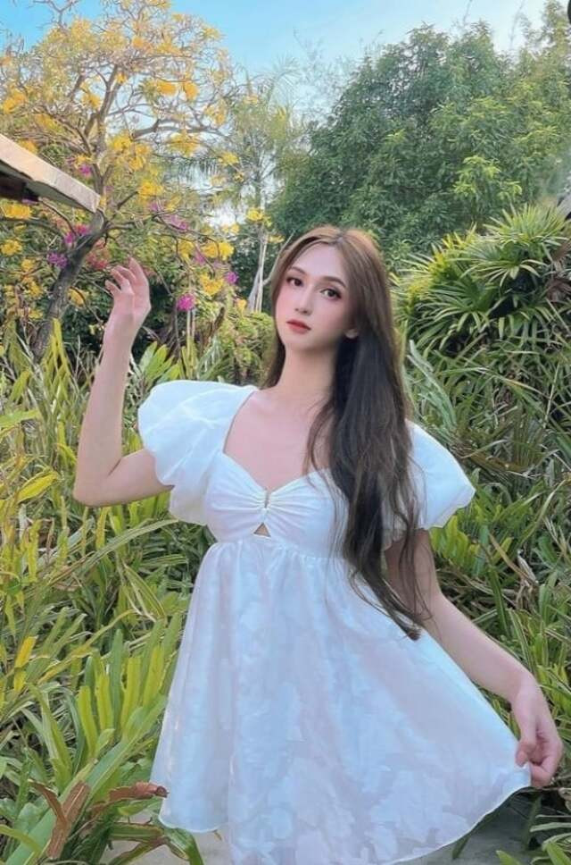 Hoàng Học bất ngờ được mọi người biết đến nhiều hơn khi những hình ảnh xinh đẹp của cô được chia sẻ trên các hội nhóm thích ngắm trai xinh và gái đẹp. Ngay lập tức trang cá nhân của người đẹp chuyển giới này thu hút hàng ngàn lượt yêu cầu kết bạn cũng như theo dõi trang cá nhân.