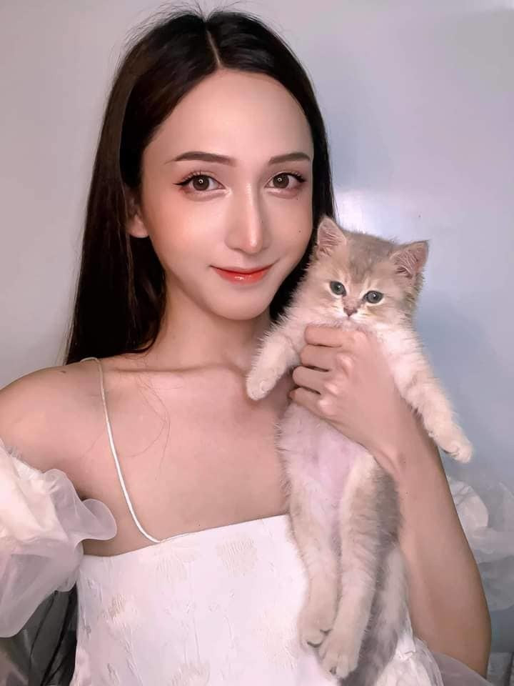 Chia sẻ thêm về quá trình thay đổi cơ thể của mình, Hoàng Học cho biết cô tiêm hormon được 2 năm thì cơ thể bắt đầu có sự thay đổi, đó là dáng người, xương vai và hàm đỡ thô hơn, gân tay giảm đáng kể và gương mặt đỡ hốc hác hơn.