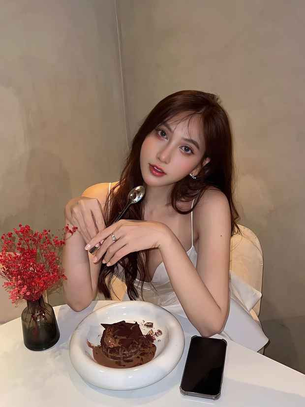 Hoàng Học cũng cung cấp uỷ nhiệm chi chuyển tiền 1 tỷ đồng với người gửi là K. và tên người nhận là hot girl đã nêu trên với nội dung chuyển tiền là “tiền đầu tư”. Số tiền 2,5 tỷ còn lại được chuyển trong các lần khác nhưng Hoàng Học và anh họ chưa sao kê và chưa chia sẻ. Chưa rõ thực hư câu chuyện trên ra sao nhưng trên khắp các diễn đàn mạng, netizen đều "hóng" những diễn biến tiếp theo.