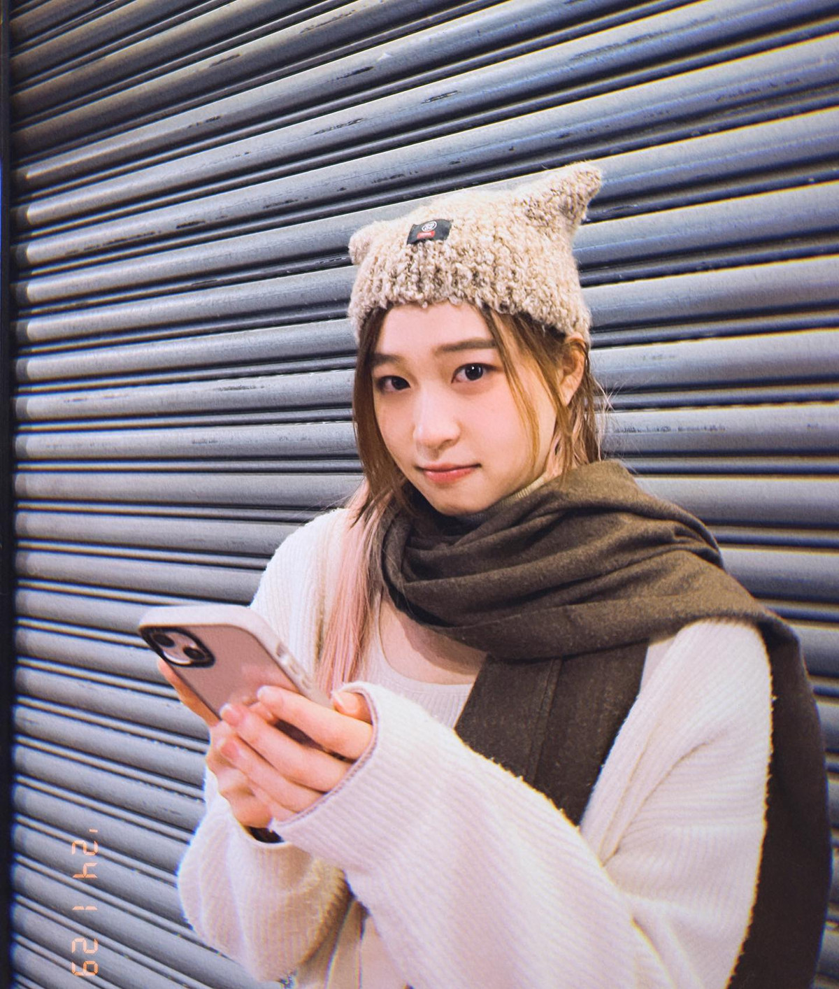 Dưới phần bình luận, cư dân mạng cho rằng, Yiwo nên mặc đồng phục của đội giống như các tay trống khác để tránh gây chú ý vì địa điểm tổ chức lễ hội Thuyền rồng tập trung khá nhiều người ở các độ tuổi khác nhau.