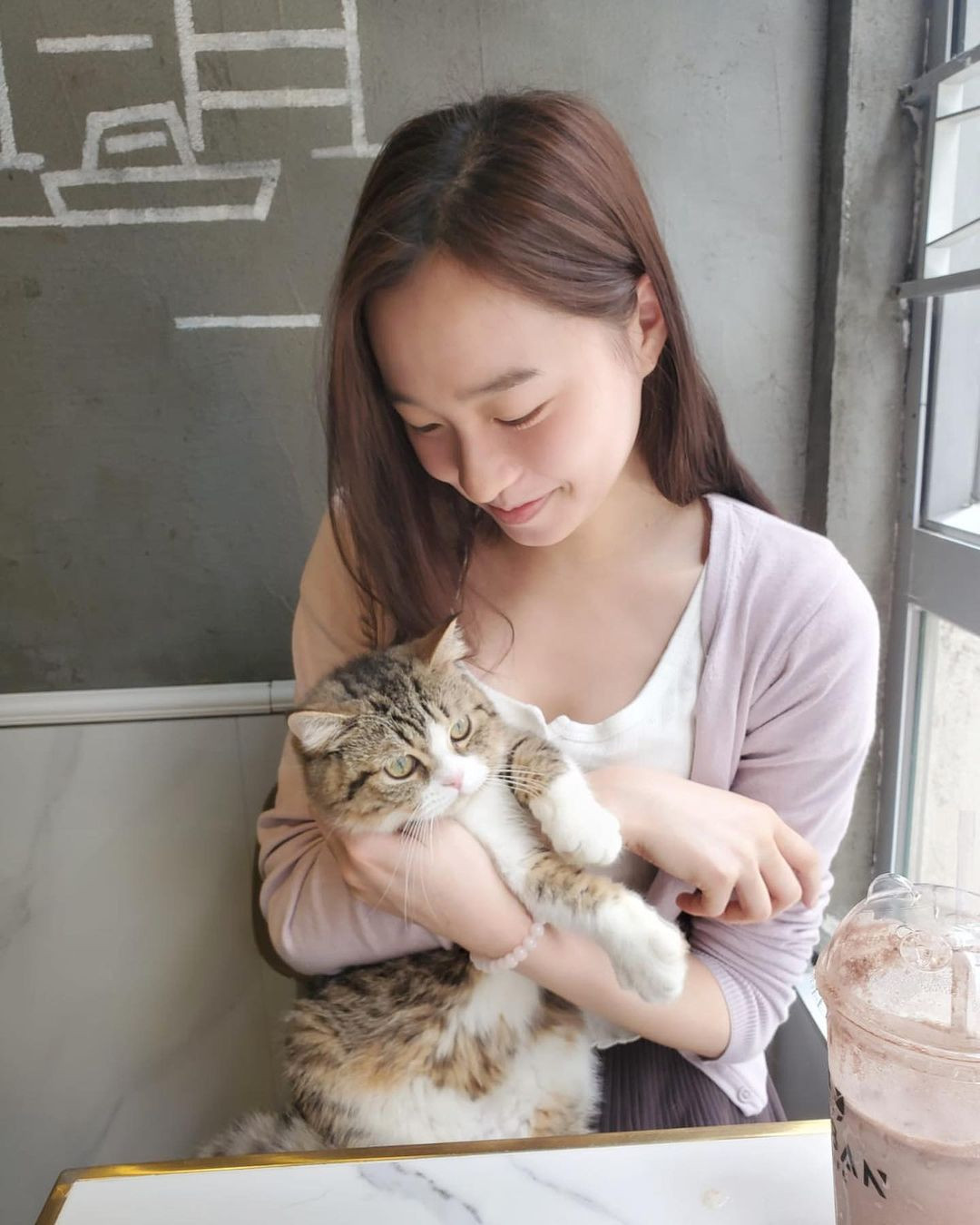 Thậm chí, nhiều netizen còn cho rằng Yiwo đang muốn thay đổi hình tượng quyến rũ thay vì "thanh xuân vườn trường" như trước đây.