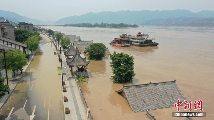 Trận lũ số 5 trên sông Trường Giang năm nay tấn công thành phố hôm 20/8, cùng lúc trận lũ số 2 trên sông Gia Lăng, một nhánh quan trọng và gặp sông Trường Giang ở Trùng Khánh, cũng đạt đỉnh. Ảnh: China News.