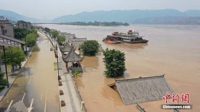 Trận lũ số 5 trên sông Trường Giang năm nay tấn công thành phố hôm 20/8, cùng lúc trận lũ số 2 trên sông Gia Lăng, một nhánh quan trọng và gặp sông Trường Giang ở Trùng Khánh, cũng đạt đỉnh. Ảnh: China News.