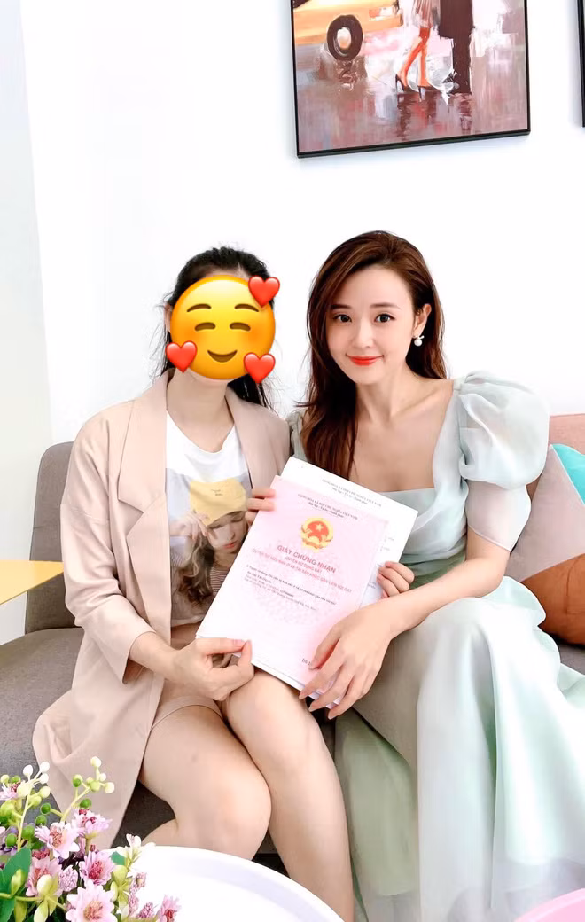 Bên cạnh đó, cựu hot girl Midu chia sẻ: "Hôm nay ngày tốt đẹp trời, mình đích thân đi trao sổ cho những khách ở gần, mọi người ủng hộ nên Dung cũng muốn tạo niềm vui bất ngờ cho mọi người một chút".