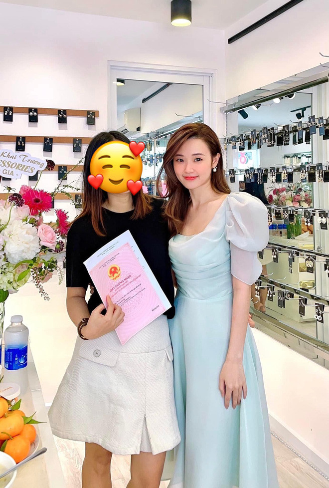 Thời gian trước đó, hot girl Midu từng khiến netizen bàng hoàng khi tiết lộ bán "sương sương" luôn một lúc 21 lô đất trong một buổi tối.