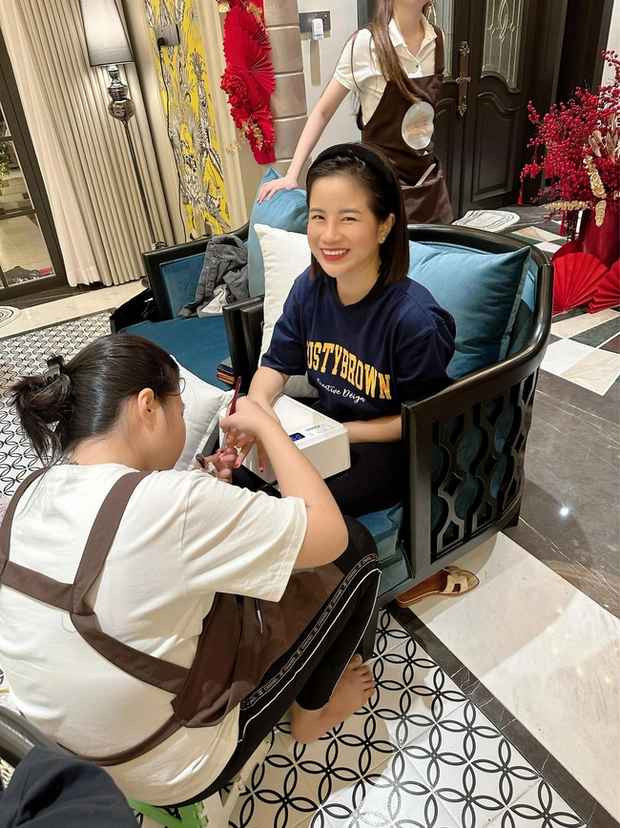 Thiên Kim được vợ chồng Di Băng yêu quý và ưu ái vì ngoài việc chăm sóc các bé, cô còn giỏi tiếng Anh, có thể kèm các bé học và hiểu biết trong việc phân tích tâm lý trẻ nhỏ. Ngoài ra cô nàng cũng rất chịu khó nhận thêm việc như trực page hay bán hàng.