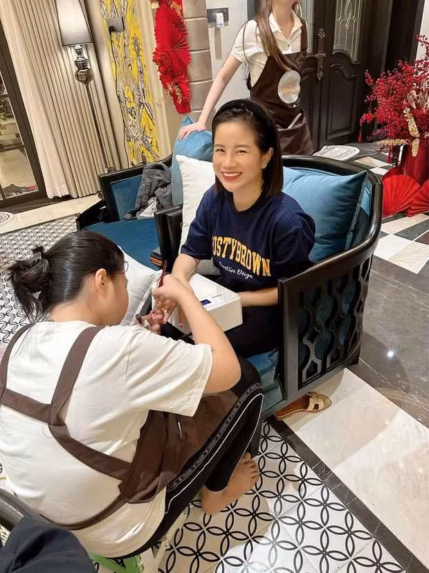 Thiên Kim được vợ chồng Di Băng yêu quý và ưu ái vì ngoài việc chăm sóc các bé, cô còn giỏi tiếng Anh, có thể kèm các bé học và hiểu biết trong việc phân tích tâm lý trẻ nhỏ. Ngoài ra cô nàng cũng rất chịu khó nhận thêm việc như trực page hay bán hàng.