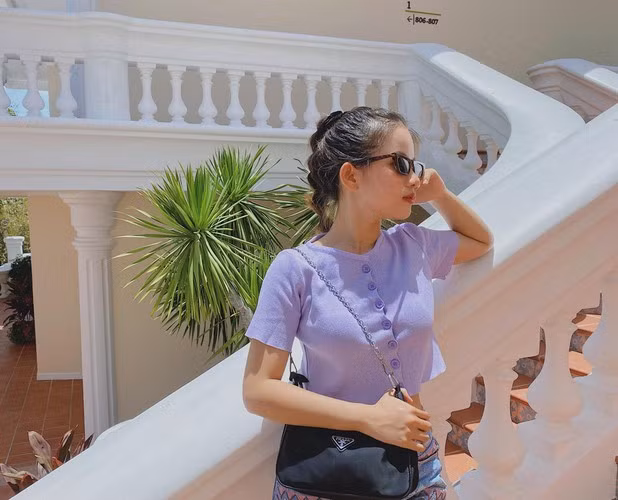 Cụ thể, gia đình nữ đại gia hưởng thụ các dịch vụ gì thì vú em cũng được hưởng thụ như vậy, từ đi siêu xe, ở biệt thự rồi đi du lịch 5 sao hay chữa bệnh ở bệnh viện quốc tế có tiếng.