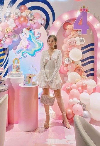 Ở thời điểm vợ chồng Đoàn Di Băng mới giới thiệu Thiên Kim với cư dân mạng, cô đã nhận về rất nhiều lời khen ngợi như trẻ đẹp, lanh lợi.