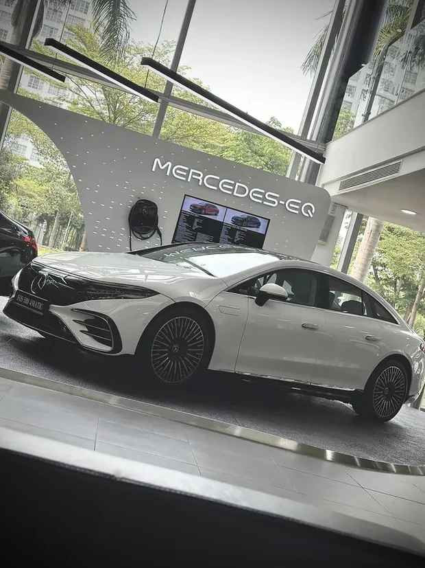 Trong diễn biến mới nhất, nữ đại gia đã tậu một chiếc ô tô 6 tỷ, trước là để làm xe hoa cho vú em, sau là để cả nhà Di Băng lẫn Thiên Kim di chuyển.