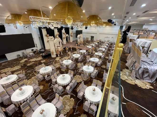 Nữ đại gia quân 7 còn lo lắng gần hết mọi thứ cho đám cưới của vú em, từ váy cưới, nhà hàng, trang trí tiệc, ekip quay chụp, xe hoa và sơn sửa nhà cũ của mình làm nhà gái để đón dâu.