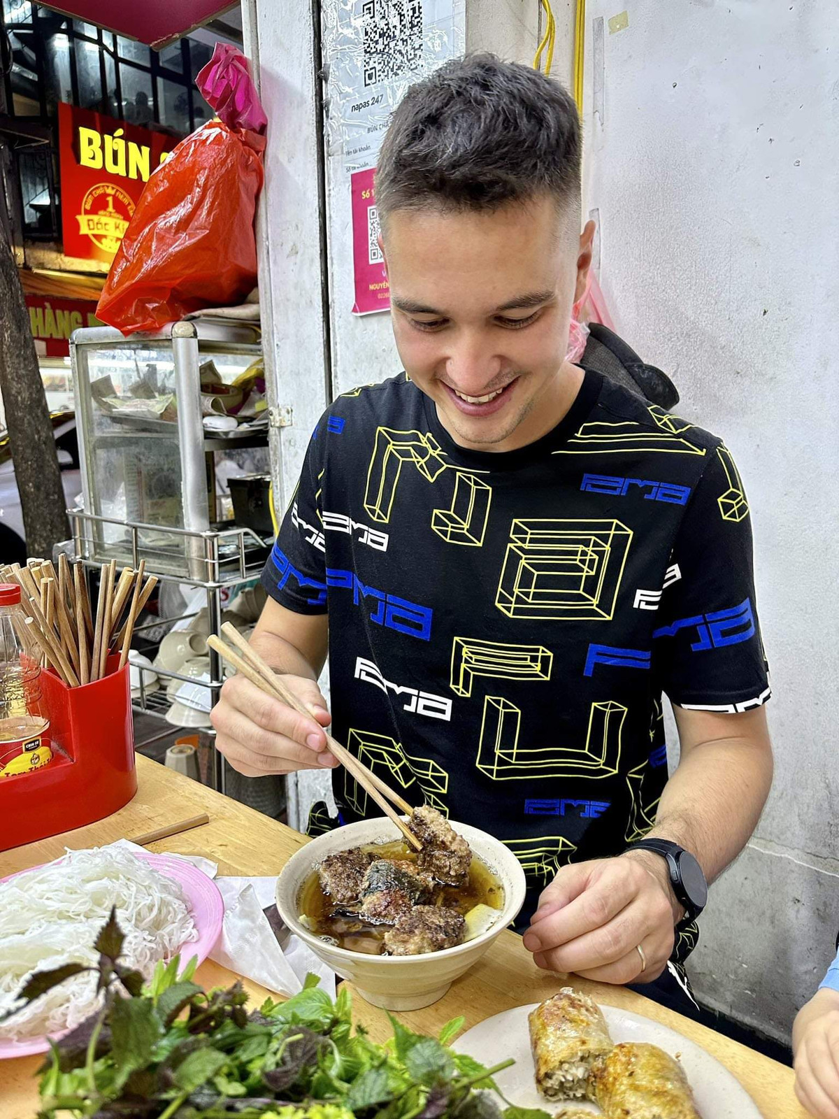 Filip Nguyễn khá hứng thú với những món ăn Việt Nam như bún chả....