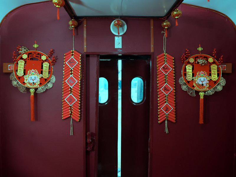 Bên trong toa cộng đồng của "Chuyến tàu mùa Xuân" khởi hành 22h10 đêm giao thừa.