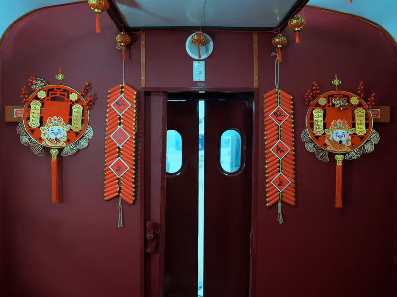 Bên trong toa cộng đồng của "Chuyến tàu mùa Xuân" khởi hành 22h10 đêm giao thừa.