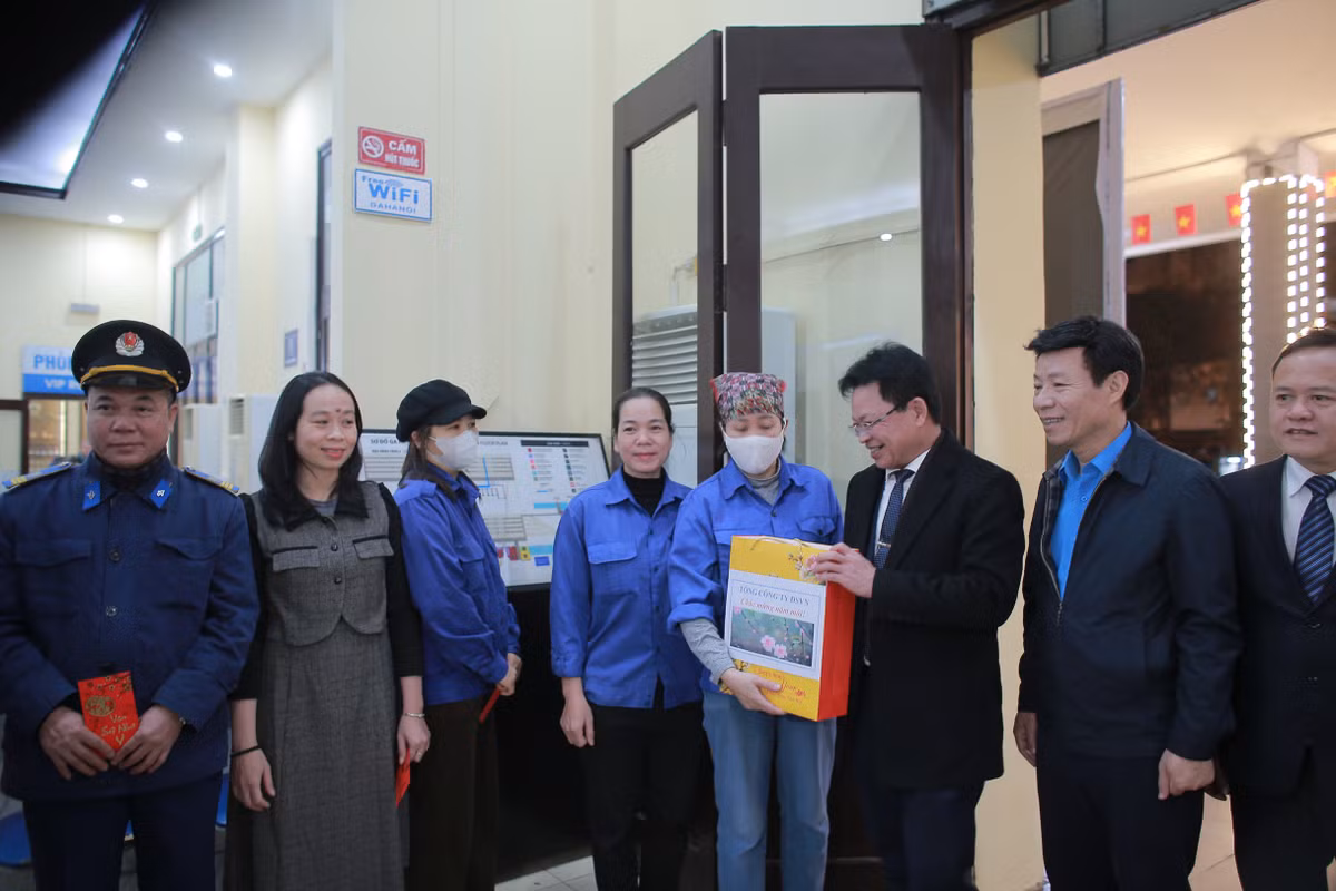 Năm nay với toa cộng đồng được trang trí và nhiều tiết mục đặc sắc hy vọng sẽ mang lại cho các hành khách một đêm giao thừa thú vị" - Trưởng tàu Hoàng Mạnh Tường chia sẻ.