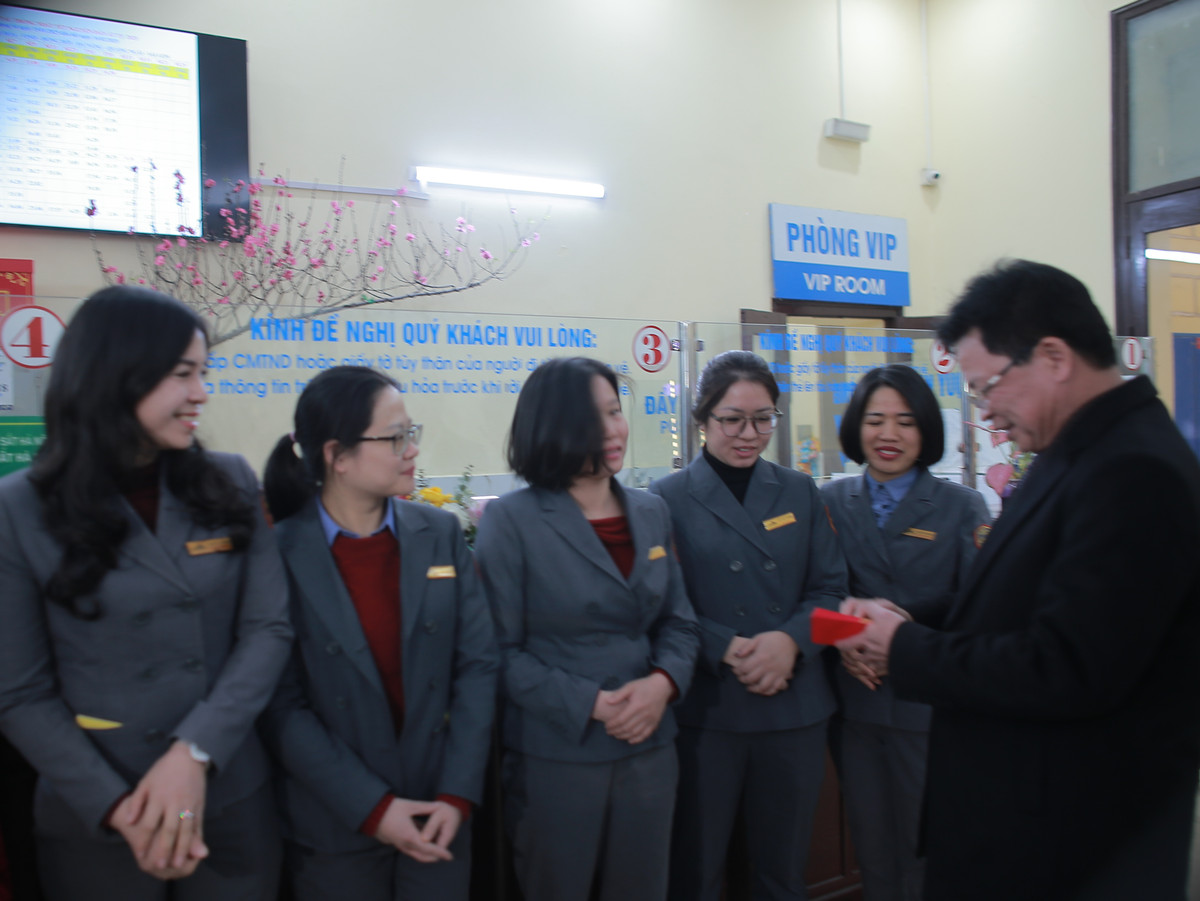 Trước khi đoàn tàu SE1 lăn bánh - Ông Đặng Sỹ Mạnh - Chủ tịch HĐTV Tổng công ty Đường sắt Việt Nam đã đến tận nơi chúc Tết tổ công tác trên tàu và các hành khách.