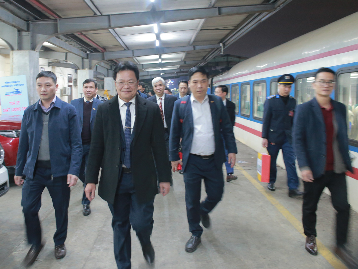 Ông Đặng Sỹ Mạnh đã chúc Tết, tặng quà hành khách đi tàu.