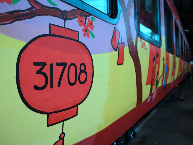 Năm nay không chỉ đáp ứng nhu cầu đi lại của hành khách, với nỗ lực đổi mới, chủ động nắm bắt thị hiếu, đa dạng hóa dịch vụ, ngành đường sắt tiếp tục cho ra mắt sản phẩm mới đặc sắc với hai “ Chuyến tàu Xuân” chạy đêm giao thừa.