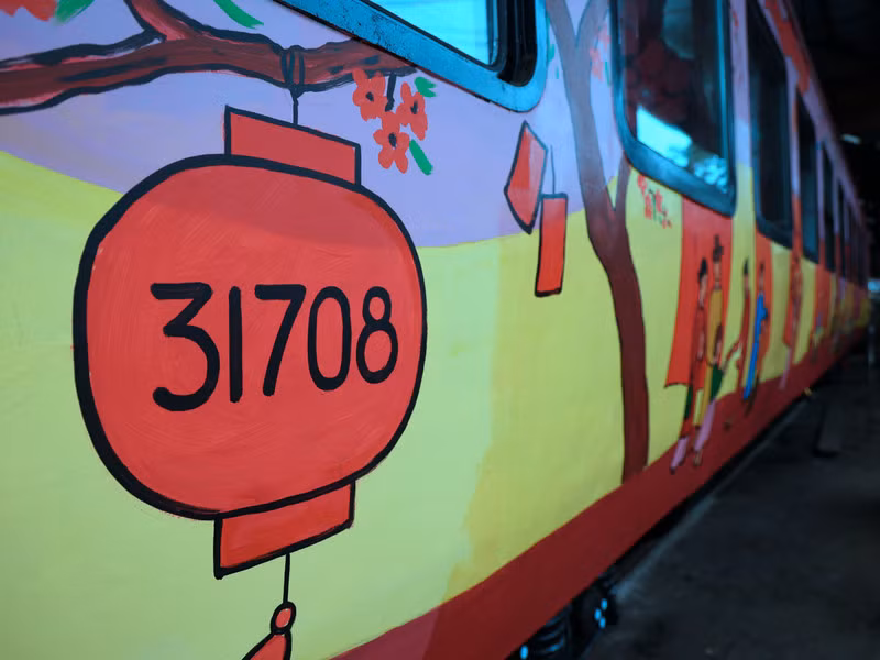 Năm nay không chỉ đáp ứng nhu cầu đi lại của hành khách, với nỗ lực đổi mới, chủ động nắm bắt thị hiếu, đa dạng hóa dịch vụ, ngành đường sắt tiếp tục cho ra mắt sản phẩm mới đặc sắc với hai “ Chuyến tàu Xuân” chạy đêm giao thừa.