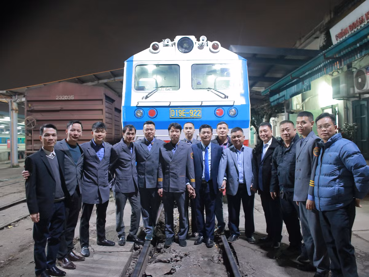 Đại diện lãnh đạo ngành Đường sắt đã chúc Tết tổ công tác đêm giao thừa trước khi đoàn tàu SE1 lăn bánh.