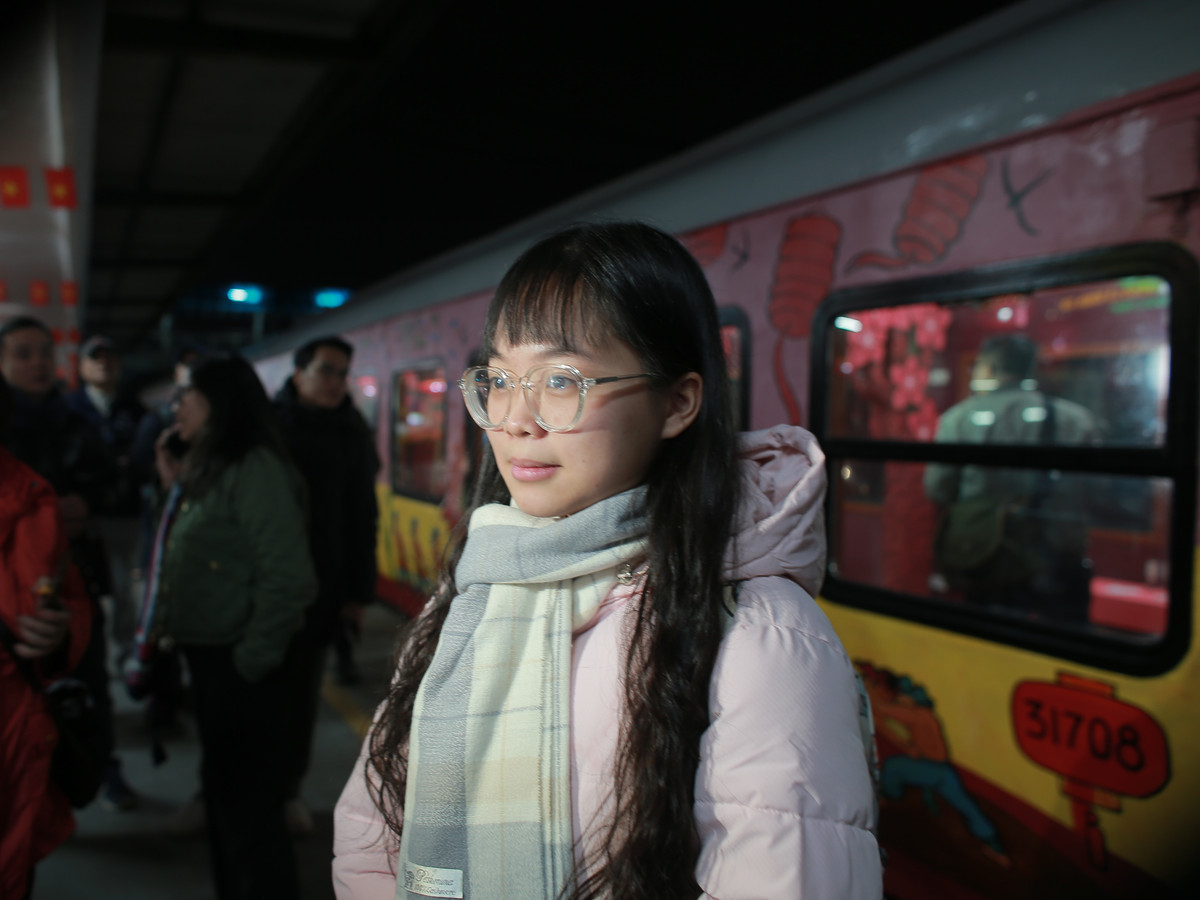 Chị Hà Thị Phương (Hà Tĩnh) chia sẻ: Mỗi lần về quê, tôi cùng gia đình thường chọn đi tàu. Những chuyến tàu Tết, cảm xúc lại rất khác. Do vậy, chúng tôi cố gắng thu xếp công việc, chỉ mong có được tấm vé trên chuyến tàu muộn. Cảm giác hào hứng, bồi hồi, mong ngóng luôn lên lỏi, đan xen trong lòng".