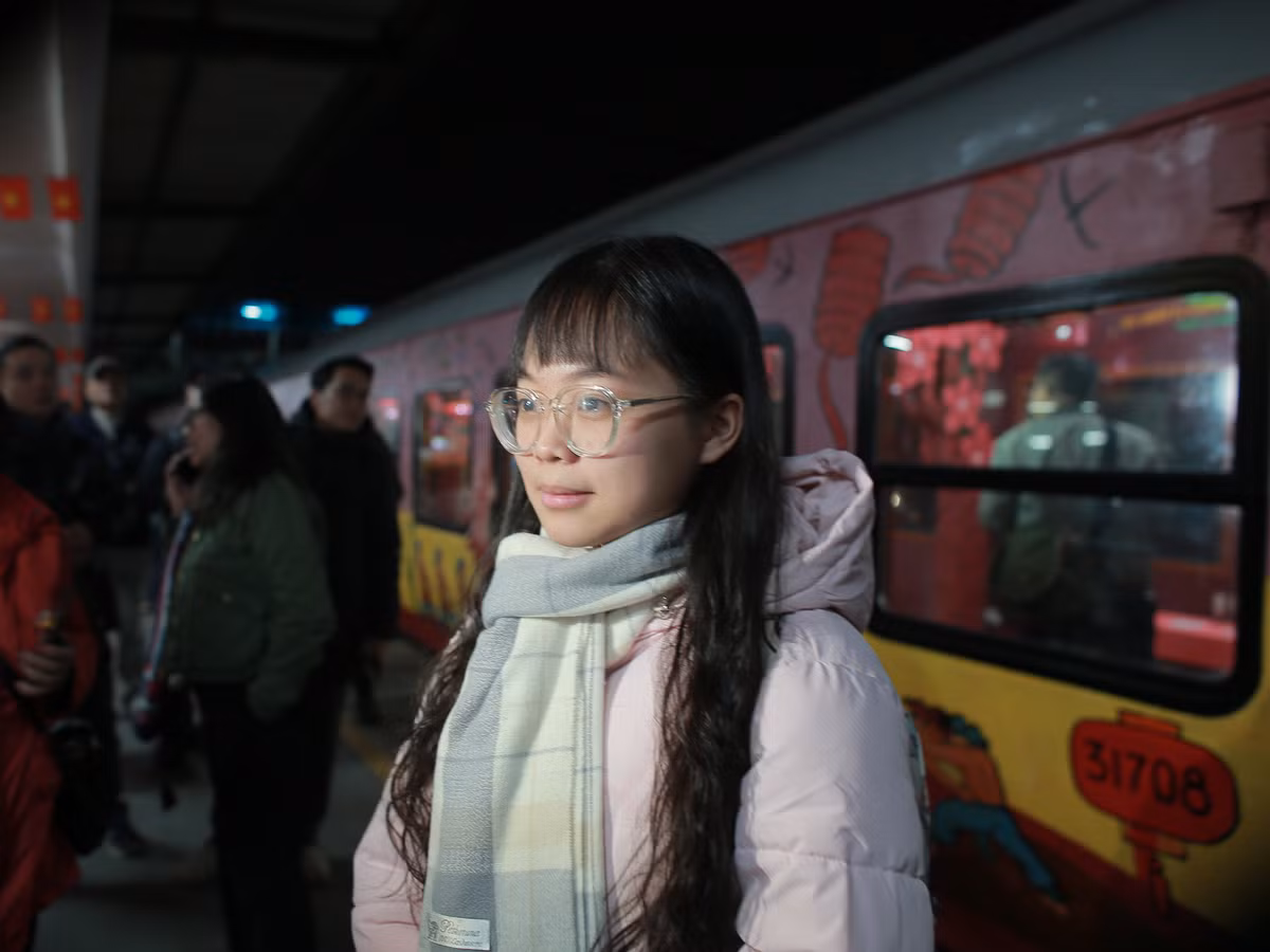 Chị Hà Thị Phương (Hà Tĩnh) chia sẻ: Mỗi lần về quê, tôi cùng gia đình thường chọn đi tàu. Những chuyến tàu Tết, cảm xúc lại rất khác. Do vậy, chúng tôi cố gắng thu xếp công việc, chỉ mong có được tấm vé trên chuyến tàu muộn. Cảm giác hào hứng, bồi hồi, mong ngóng luôn lên lỏi, đan xen trong lòng".