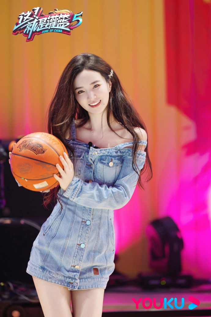 Thời điểm đó, những thông tin về Guo Jun được chia sẻ nhiều trên truyền thông. Theo đó, cô tốt nghiệp Đại học Vũ Hán, tốt nghiệp Thạc sĩ Đại học Chiết Giang chuyên ngành truyền thông.