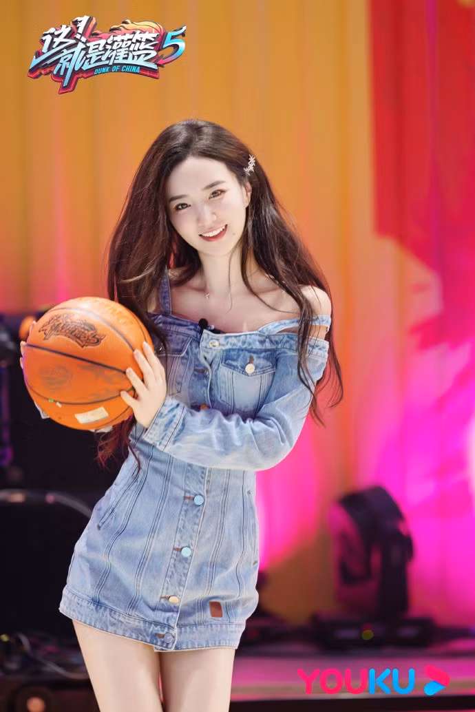 Thời điểm đó, những thông tin về Guo Jun được chia sẻ nhiều trên truyền thông. Theo đó, cô tốt nghiệp Đại học Vũ Hán, tốt nghiệp Thạc sĩ Đại học Chiết Giang chuyên ngành truyền thông.