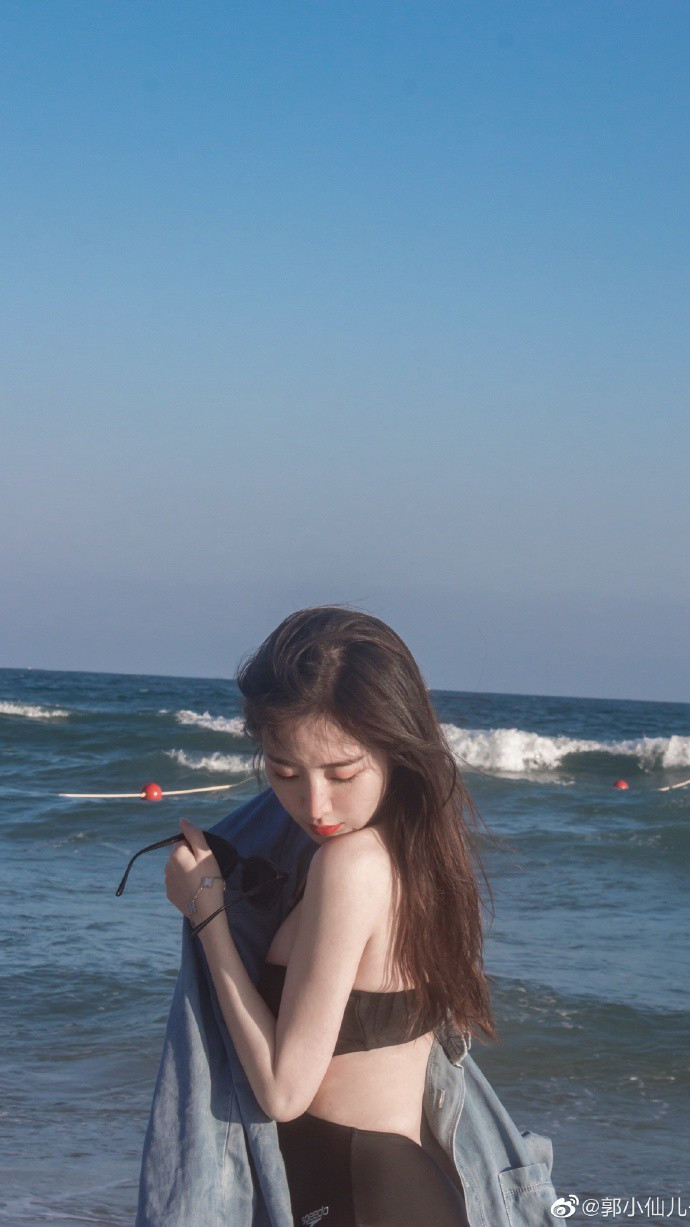 Guo Jun từng nổi tiếng khắp mạng xã hội Trung Quốc sau khi loạt ảnh/clip tham gia cuộc thi bơi lội trong chương trình tạp kỹ Supernova Games vào năm 2021 được nhiều người chia sẻ, nhận về lượt tương tác cao.