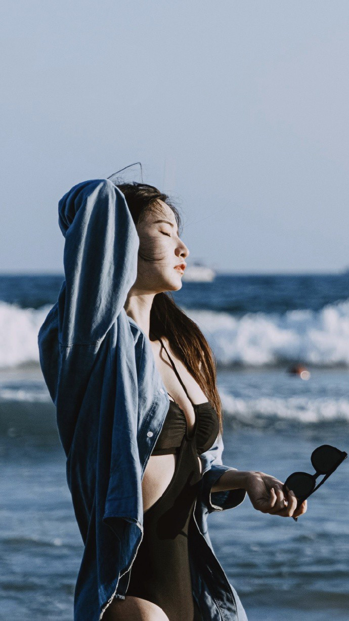 Sắc vóc ở tuổi U30 của nữ MC thể thao này được người hâm mộ nhận xét ngày càng thăng hạng với nhan sắc xinh đẹp, vóc dáng thon gọn, nuột nà và tràn đầy sức sống.