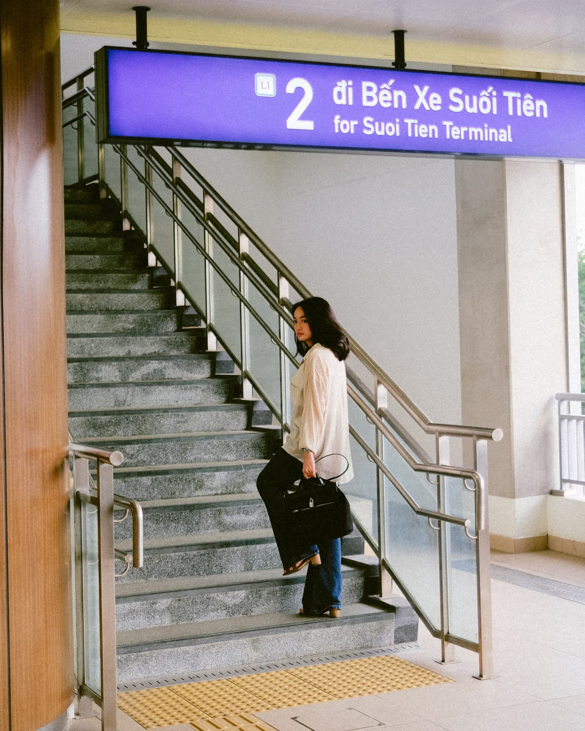 "Nhà ga thoáng đãng, có sơ đồ và biển hướng dẫn chi tiết cho hành khách. Ngoài ra, các nhân viên thân thiện và lịch sự khi có người cần giúp đỡ", người đẹp 9X nhận xét.