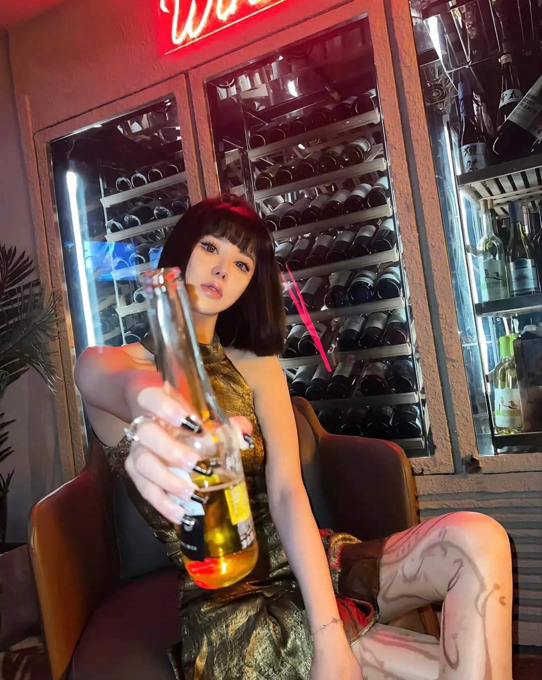 Ở phần bình luận bài đăng, rất nhiều người muốn ngất lịm khi nhìn số vàng người vợ show trên mạng xã hội.