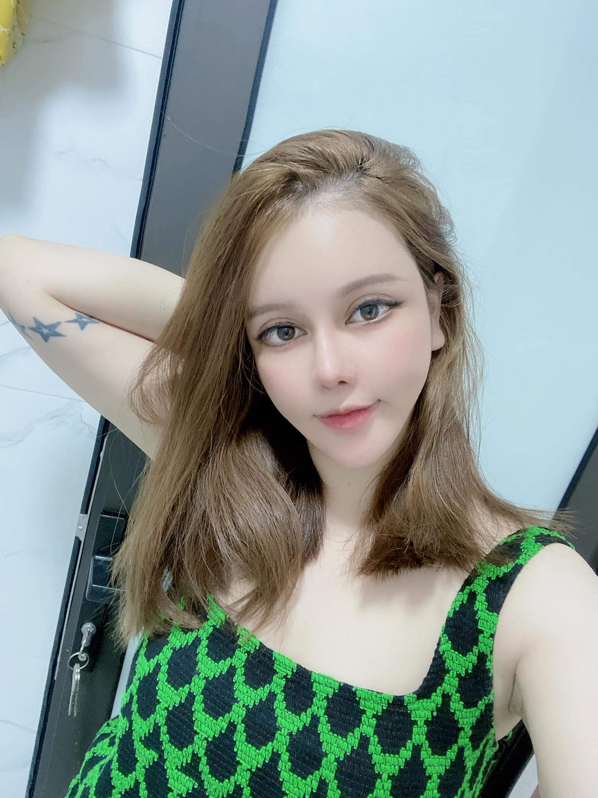 Vào ngày trọng đại, ngoài số vàng 50 cây do Đăng mua tặng vợ, cô còn được mẹ chồng cho 20 tỷ tiền mặt. Về phần bố mẹ cô dâu, họ cũng cho con gái căn hộ 20 tỷ làm cơ sở kinh doanh ở Hà Nội.