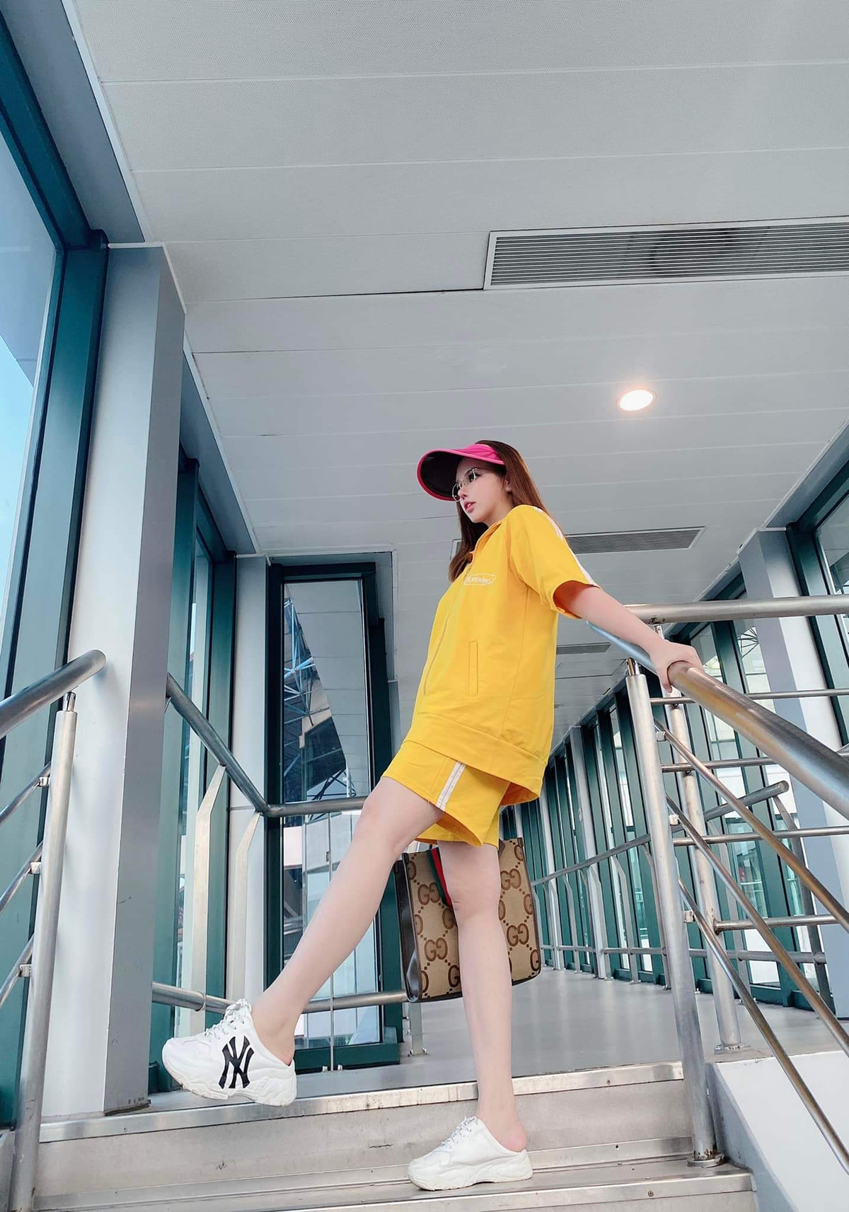 Sau một hồi trò chuyện, họ mới nhận ra từng có cơ duyên quen biết trước đó, khi Đăng là chủ nhà trong khi Trang là khách thuê. "Lửa gần rơm lâu ngày cũng bén", cả 2 đã quyết định yêu đương rồi tiến tới hôn nhân sau quãng thời gian tìm hiểu.