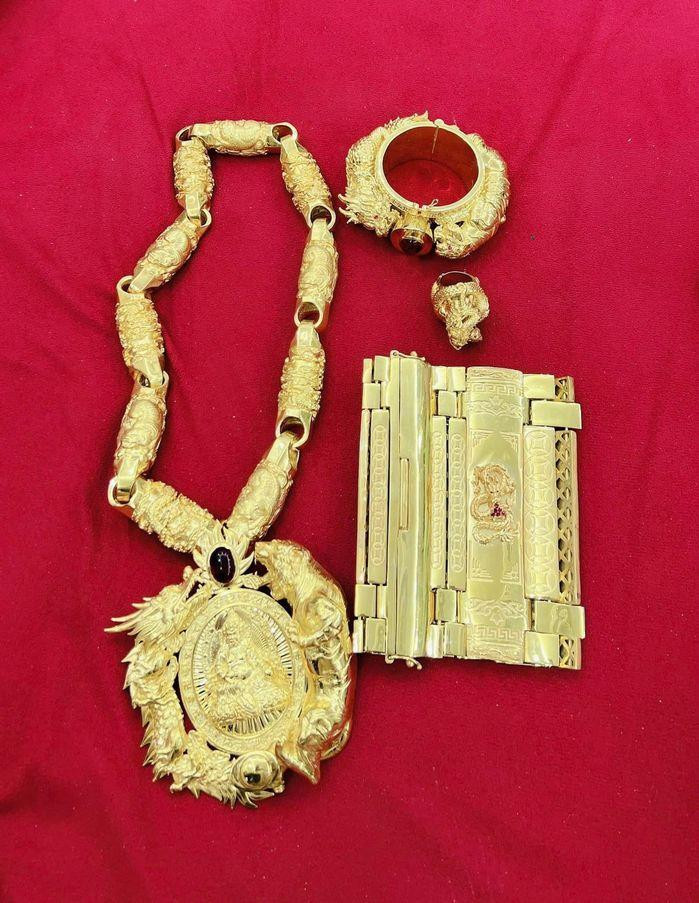 Theo chia sẻ của người trong cuộc, trước sinh nhật anh nhà 3 tháng, chị đã đặt bộ sản phầm này từ một tiệm vàng.