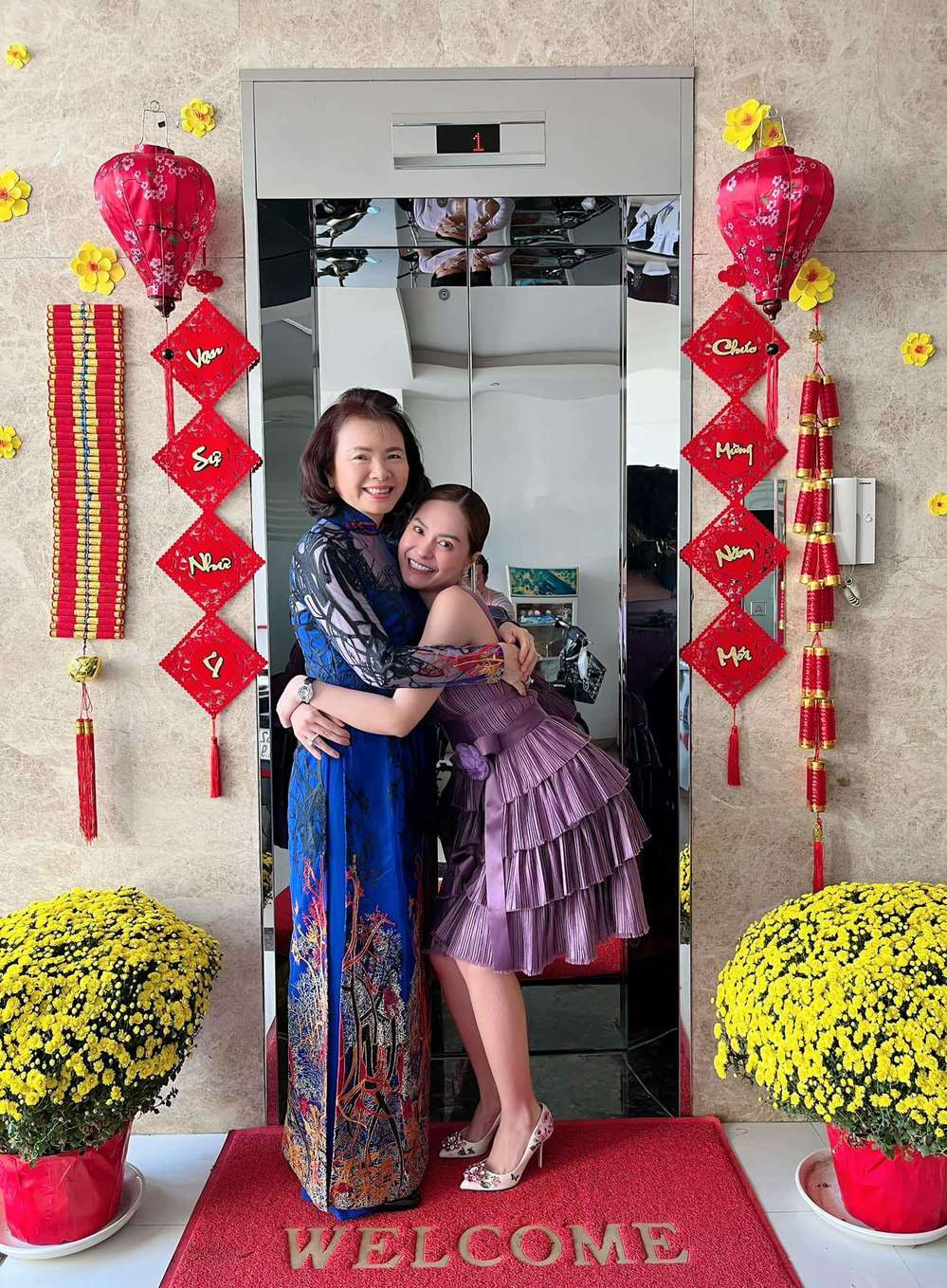 Doanh nhân Quốc Vũ bày tỏ sự ngạc nhiên vì mẹ mình, mẹ vợ và bã xã đều có diện mạo trẻ trung bất ngờ. Cộng đồng mạng không khỏi trầm trồ trước những bức ảnh từ 3 người phụ nữ quan trọng của doanh nhân.