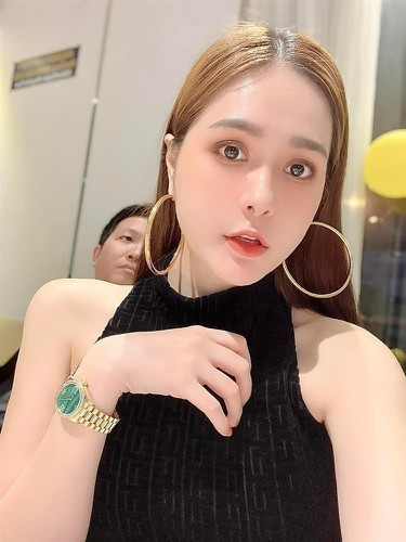 Không chỉ hòa hợp với mẹ chồng cùng các thành viên trong gia đình, Đoàn Di Băng còn được chồng yêu thương cưng chiều hết mực. Anh luôn dành cho cô những lời nói ngọt ngào cùng nhiều món quà có giá trị.