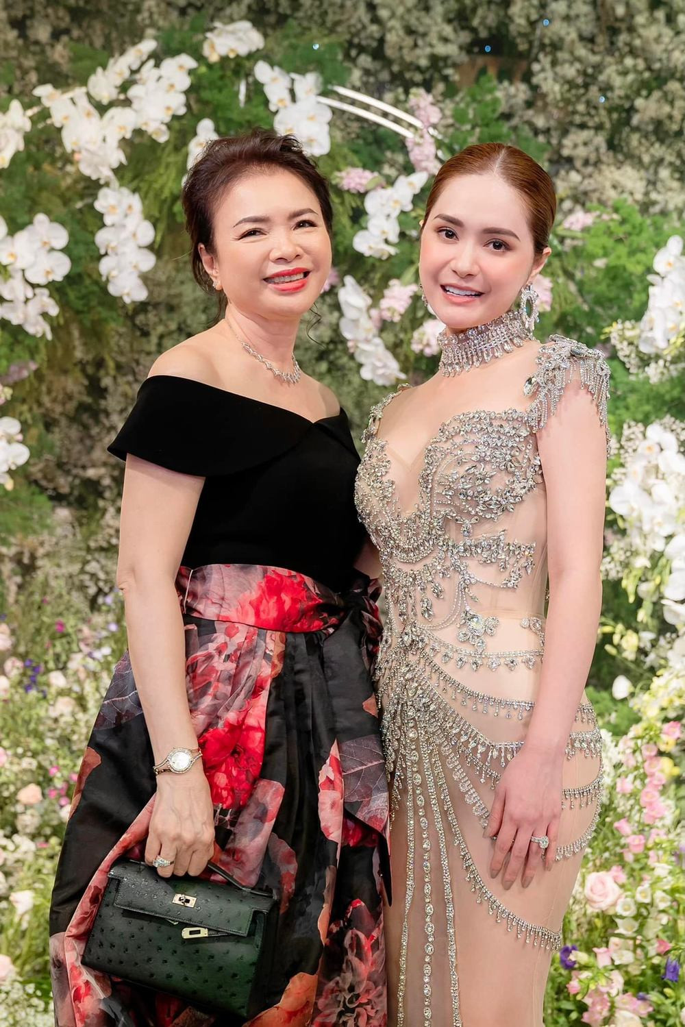 Mới đây, ông xã của Đoàn Di Băng vừa khoe hình ảnh nữ doanh nhân chụp cùng mẹ chồng và mẹ ruột vô cùng tình cảm. Anh không quên để lại lời cảm thán hài hước cho 3 người phụ nữ trong nhà vì quá trẻ trung, rạng rỡ.