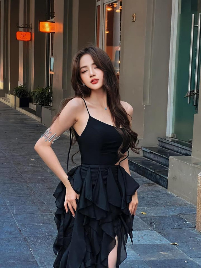 Sự thay đổi này khiến nữ streamer này biến hình 180 độ, ngày càng quyến rũ, gợi cảm, trở thành chủ đề bàn tán sôi nổi trên mạng xã hội.