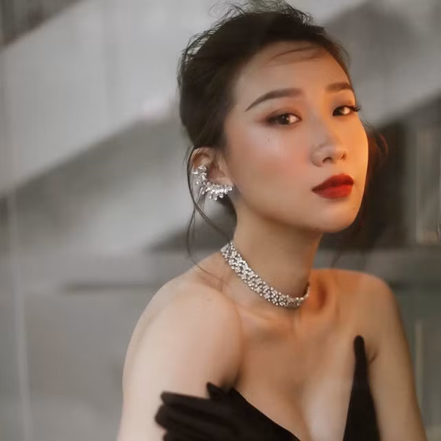  Hot girl Hà thành khoe vóc dáng nóng bỏng với những thiết kế bikini đẹp mắt.