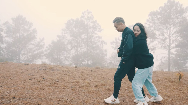 Đặc biệt, trong suốt hành trình trekking đồi núi, nam streamer mặc dù than mệt mỏi nhưng vẫn luôn nắm chặt tay vợ. Mọi khoảnh khắc đều thể hiện sự chu đáo, tình yêu chân thành.