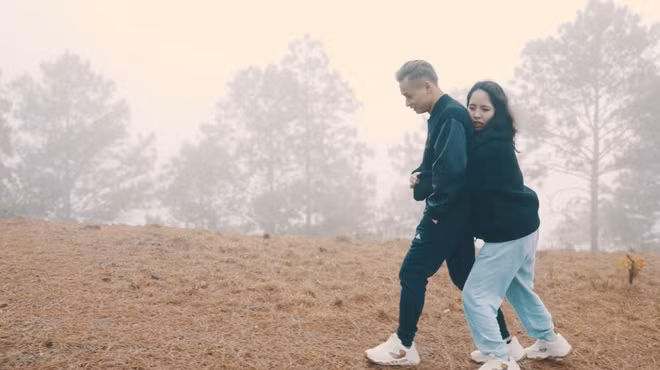 Đặc biệt, trong suốt hành trình trekking đồi núi, nam streamer mặc dù than mệt mỏi nhưng vẫn luôn nắm chặt tay vợ. Mọi khoảnh khắc đều thể hiện sự chu đáo, tình yêu chân thành.