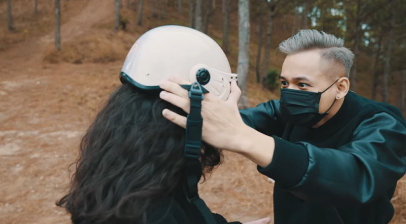 Trước loạt khoảnh khắc "tình bể bình" của Độ Mixi và vợ trong chuyến du lịch "trốn con đi chơi", dân tình được dịp "ghen nổ đom đóm mắt".