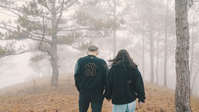 Trong vlog dài gần 1 tiếng đồng hồ của mình, streamer Độ Mixi và "bà chủ kênh" đã có không ít khoảnh khắc đáng yêu bên cạnh nhau tại xứ sở mộng mơ.