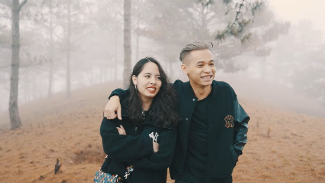 Trong thời gian gần đây, thay vì chăm chỉ streamer như trước, gia đình Độ Mixi đã xin fan off 2 ngày để đưa vợ đi chơi. Theo đó, anh cùng vợ và bạn bè đã đến Đà Lạt, tình tứ tung vlog khiến dân tình thích thú.