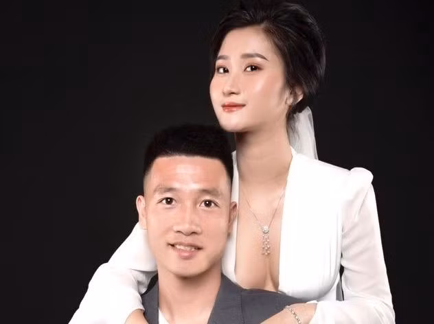 Cách đây chưa lâu, Huy Hùng và bạn gái cho đăng tải những bức ảnh được cho là nằm trong bộ ảnh cưới khiến nhiều người mong chờ chàng tiền vệ điển trai này sớm "ghi bàn thắng cuộc đời".